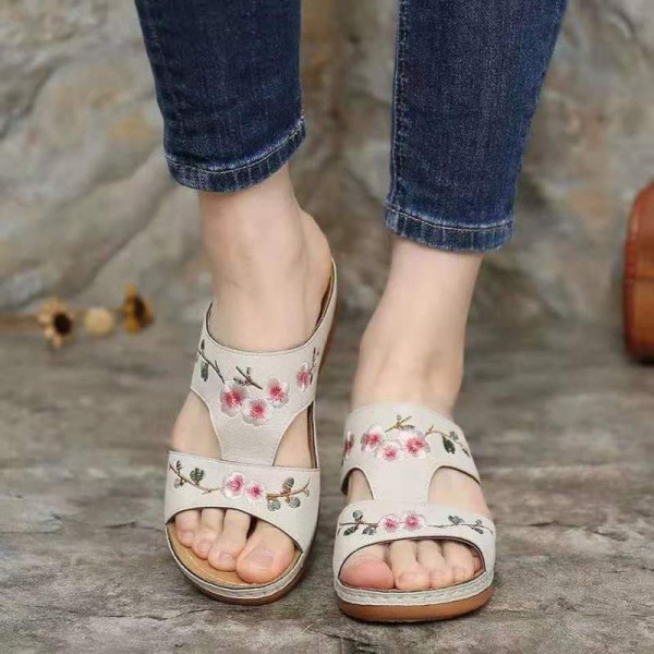 Plus Size Women Fashion Hollow Floral Embroidery Slippers