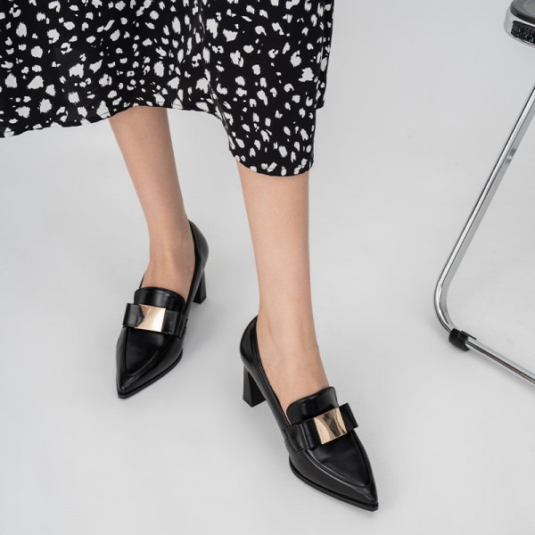 Women Vintage Plus Size English Style Metal Buckle Pointed Toe Chunky Heel Pumps