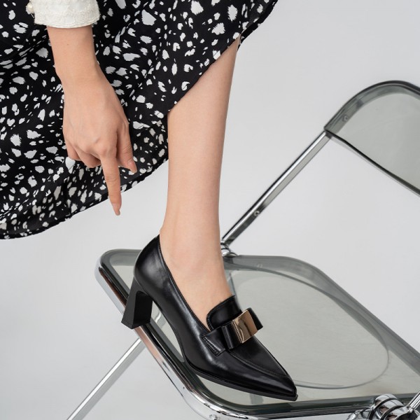 Women Vintage Plus Size English Style Metal Buckle Pointed Toe Chunky Heel Pumps