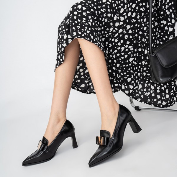 Women Vintage Plus Size English Style Metal Buckle Pointed Toe Chunky Heel Pumps